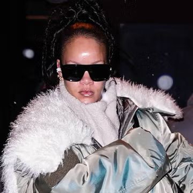 Jaket Aviator Bulu Palsu Rihanna Membuat Penampilannya di Tengah Badai Salju Terlihat Sangat Chic