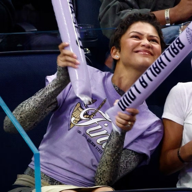 Zendaya Tunjukkan Dukungan untuk Tim Kebanggaannya di Final WNBA Lewat Kaus Motif Kulit Ular Rancangannya