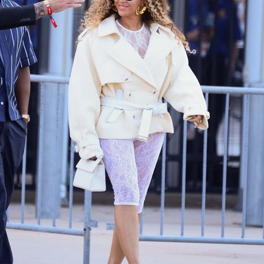 Beyonc&eacute; Tampil Berbeda dalam Catsuit Renda Transparan di Final FIFA World Cup