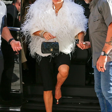 Tampil Dramatis, Jennifer Lopez Pukau Paris Fashion Week dengan Dua Busana Memikat