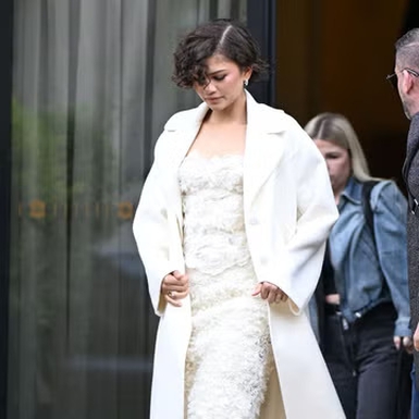 Zendaya Tampil Anggun Sebagai Pengantin dalam Gaun Midi Berbulu dan Mantel yang Serasi