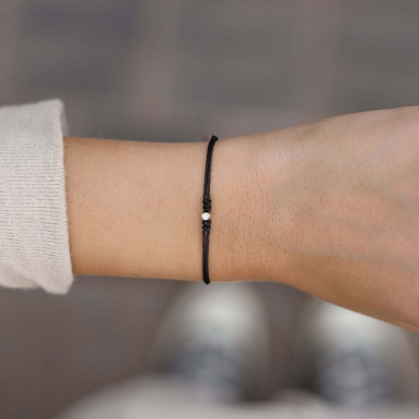 Arti Gelang Hitam di Tangan Kiri yang Wajib Diketahui