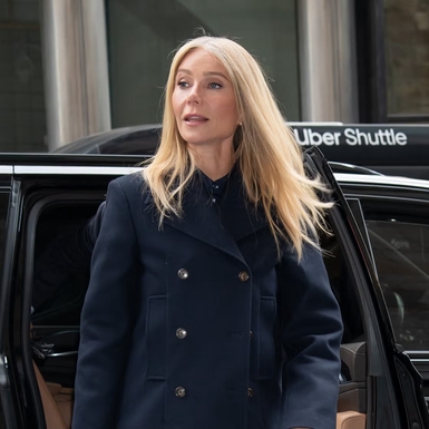 Gwyneth Paltrow Buktikan Celana Ala &ldquo;Old Hollywood&rdquo; Jadi Alternatif Elegan Pengganti Jeans di Musim Gugur