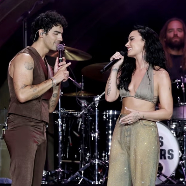 Demi Lovato dan Joe Jonas Menghidupkan Kembali Camp Rock Lewat Penampilan Kejutan &ldquo;This Is Me&rdquo;