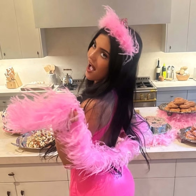 Kylie Jenner Rayakan Ulang Tahun ke-29 dalam Balutan Minidress Pink dan Sepatu Hak Bulu Gucci yang Memukau