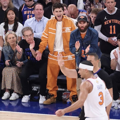 Set Oranye Chrome Hearts Milik Timoth&eacute;e Jadi Sorotan di Laga Knicks Semalam