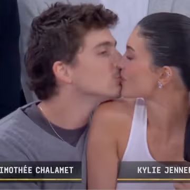 Timoth&eacute;e Chalamet Tak Bisa Berhenti Mencium Kylie Jenner saat Kencan Mereka di NY Knicks Tadi Malam