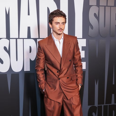 Timothe&eacute; Chalamet Menukar Sepatu Neon Marty Supreme-nya Dengan Setelan Jas Cokelat Karamel yang Elegan