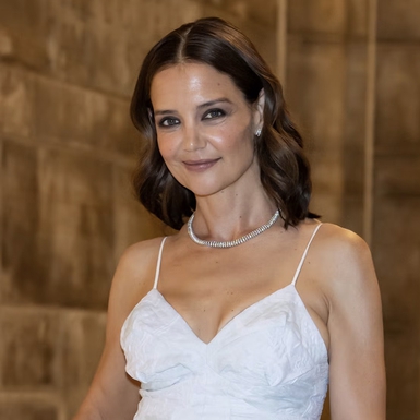 Katie Holmes Tampil Elegan di Malam Balet dengan Gaun Putih Dreamy dan Glam Dramatis