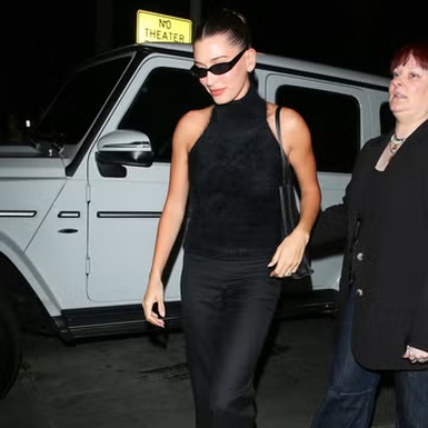 Hailey Bieber Memberikan Sentuhan Unik pada Gaya Minimalis