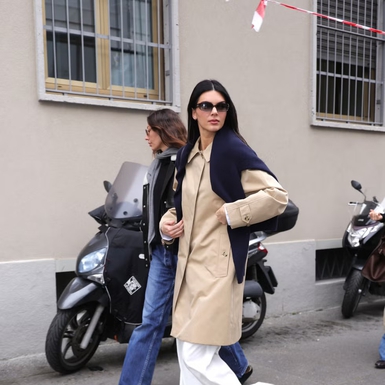 Kendall Jenner Padukan Sweter dengan Trench Coat dengan Cara Baru
