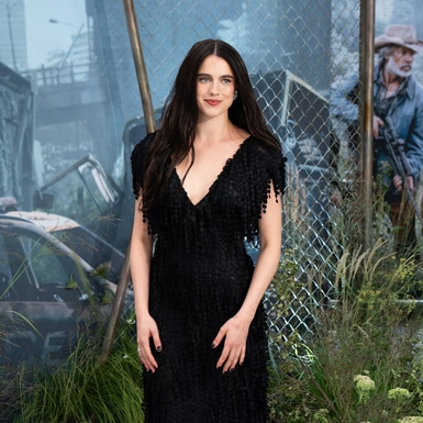 Margaret Qualley Tampil di Karpet Merah dengan Naked Sandals Viral Milik Chanel