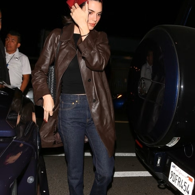 Kendall Jenner Mengatakan Head Scarf adalah Sahabat Terbaik Perempuan di Musim Dingin Ini