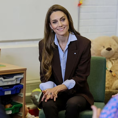 Kemeja Boyfriend Biru Langit Milik Putri Kate adalah Officewear Staple yang Paling Esensial