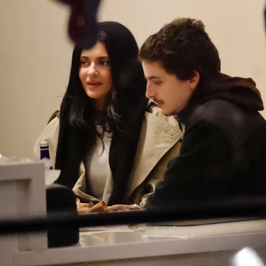 Kylie Jenner Kembali Mengenakan Head Scarf dan Mantel Panjang Cashmere