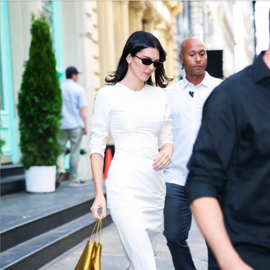 Kendall Jenner Tampil Elegan dengan Set Putih Minimalis