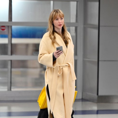 Jennifer Lawrence Tunjukkan Butter Yellow Masih Relevan untuk Musim Dingin