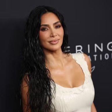 Kim Kardashian Meniru Gaya Lewis Hamilton di Formula 1 Saat Berada di Jepang