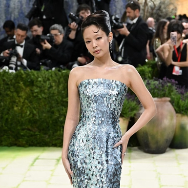 Penampilan Jennie Bertema Mermaid di Met Gala Menampilkan Anting Mismatched