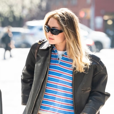 Gigi Hadid Tampil Seperti Siswi Sekolah dengan Kemeja Rugby &amp; Jaket Kulit