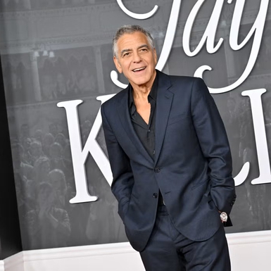 George Clooney Mengungkap bahwa Putranya Berdandan sebagai Batman untuk Halloween