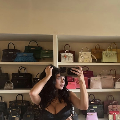 Kylie Jenner Pamerkan Koleksi Tas Birkin-nya dalam Unggahan Instagram Terbaru
