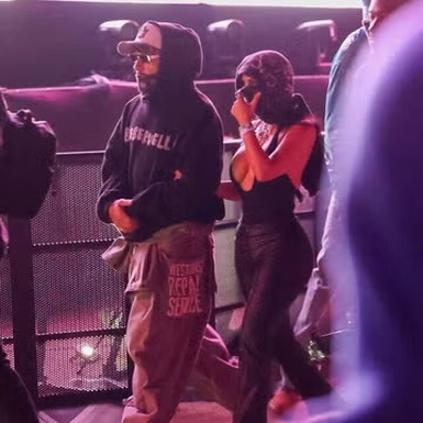 Kim Kardashian Tampil Memukau dengan Atasan Berpotongan Rendah Saat Debut di Coachella Bersama Lewis Hamilton