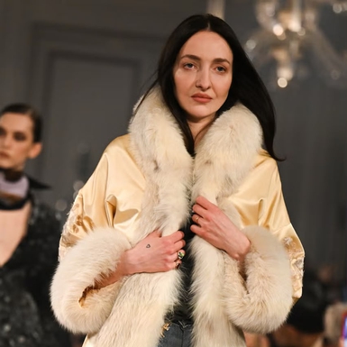 Kendall Jenner Tampak Begitu Nyaman dalam Mantel Butter Yellow Berhias Bulu dari Conner Ives