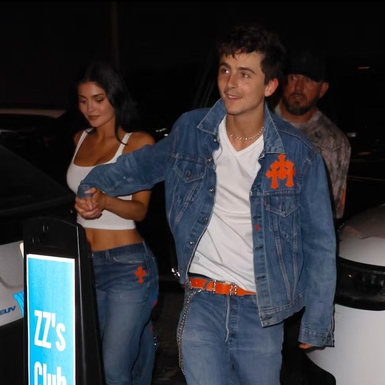 Kylie Jenner dan Timoth&eacute;e Chalamet Tampil Serasi Mengenakan Denim Bertema Knicks untuk Courtside Date Terbaru Mereka