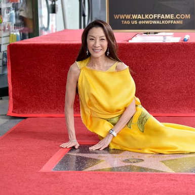 Michelle Yeoh Bersinar dalam Balutan Kuning Sunflower saat Menerima Bintang Hollywood-nya