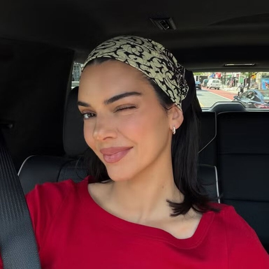 Kendall Jenner, Elle Fanning &amp; Zendaya Resmi Menobatkan Bandana sebagai Aksesori Wajib Musim Ini