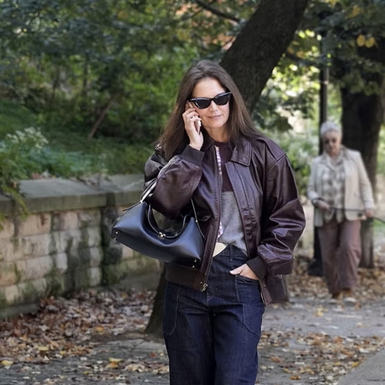 Katie Holmes Tampil dengan Lapisan Earth Tone untuk Musim Gugur