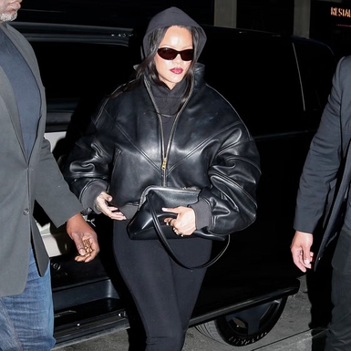 Jaket Kulit Andalan Rihanna Mendapatkan Sentuhan Baru dengan Tas Celine Ini