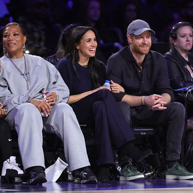 Duchess Meghan Mengenakan Sweater Kasmir dan Celana Jeans Ketat Untuk Kencan di Pinggir Lapangan Bersama Pangeran Harry.