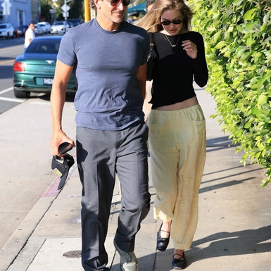 Gigi Hadid Tampil Santai dengan Celana Kuning yang Pas untuk Musim Panas