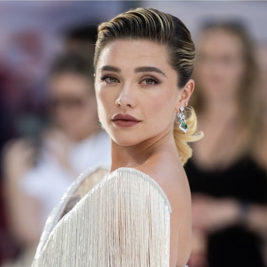 Florence Pugh Tampil Mengejutkan di Pemutaran Perdana Spider-Man dalam Balutan Gaun Couture Berhiaskan Fringe