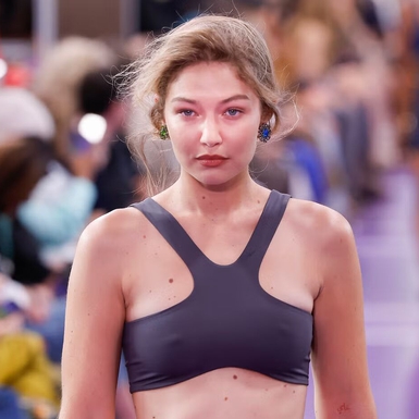 Gigi Hadid Tutup Runway dengan Stretchy Bra dan Rok Berhias Permata