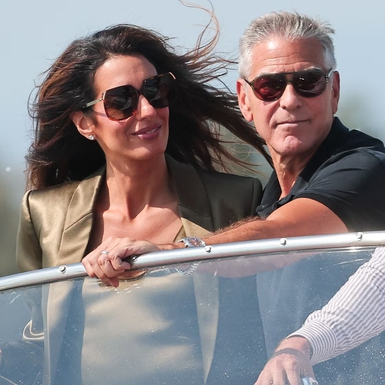 George dan Amal Clooney Buka Venice Film Festival dengan Gaya Santai nan Glamour