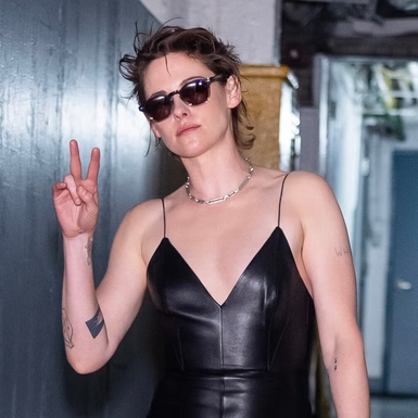 Kristen Stewart Tampil Kasual dengan Midi Dress Kulit dan Sneakers Favorit Barunya
