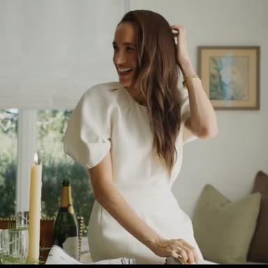 Duchess Meghan Sambut Musim Liburan lewat Gaun Krem Berlengan Puff dan Kalung Zamrud