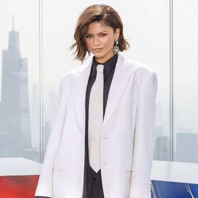 Zendaya Lanjutkan Tur Method Dressing Bertema Spider-Man ke New York dan Mexico City
