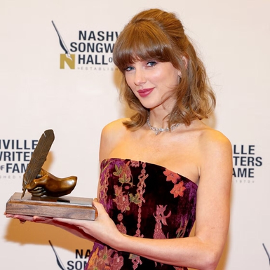 Taylor Swift Membawa Sentuhan Romansa Country ke Kampung Halamannya di Nashville dengan Minidress Raisa Vanessa