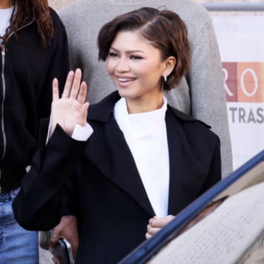 Zendaya Beri Isyarat ke Dua Film Mendatang Lewat Gaun Peplum Berhiaskan Bulu