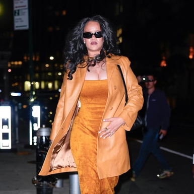 Rihanna Mengusung Gaya Busana Serba Kuning dengan Mantel Kulit dan Gaun Beludru