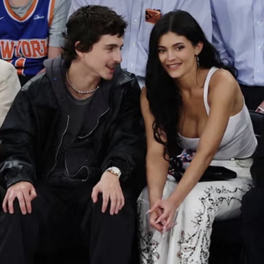 Kylie Jenner Tampil dengan Tren Kuku Terpanas Musim Ini Saat Kencan Bersama Timoth&eacute;e Chalamet
