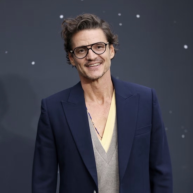 Pedro Pascal Tampil dengan Tren Double V-Neck untuk Musim Semi