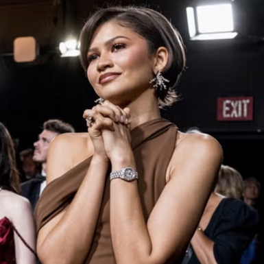 Zendaya dengan Bangga Memperlihatkan Cincin Tunangan dan Cincin Pernikahannya di Ajang Oscars 2026