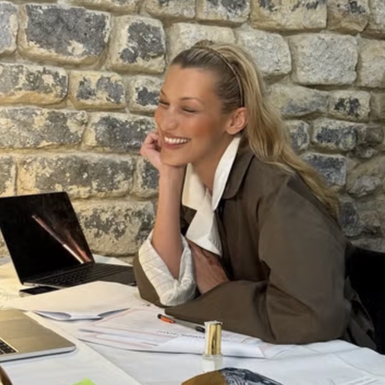 Bella Hadid Tampil Chic dengan Gaya Business Look yang Mengangkat Tren Headband&nbsp;