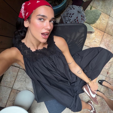 Dua Lipa Jadi Turis di Brooklyn dengan Bandana, Boots, dan Tren Musim Panas Lainnya