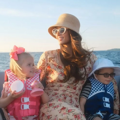 Paris Hilton Kini Resmi Tampil Berambut Cokelat
